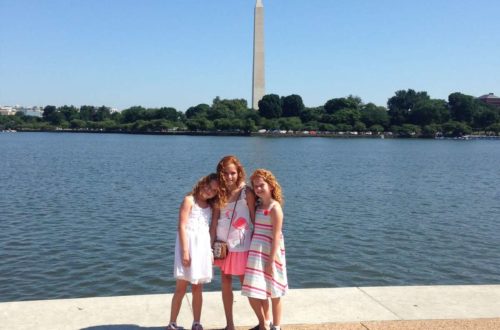 three girls traveling to Washington D.C.