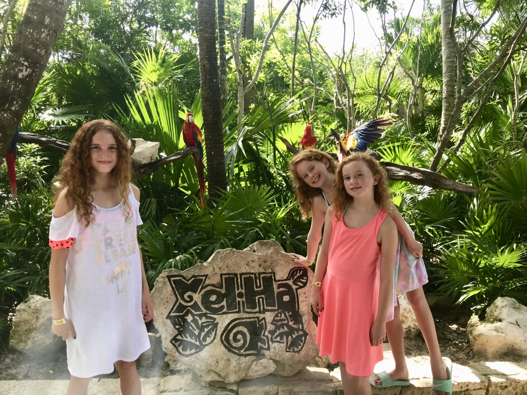 photo with girls and parrots in xel ha playa del carmen mexico